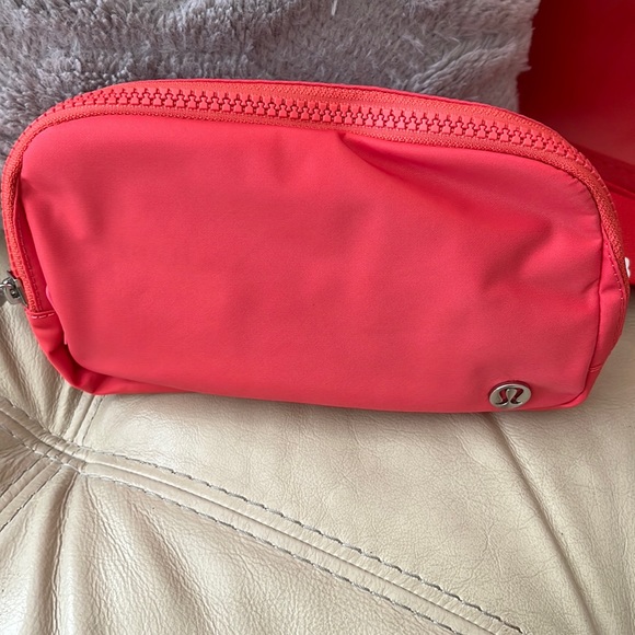 Last One!! NWT Lululemon pale Raspberry belt bag - Picture 3 of 8